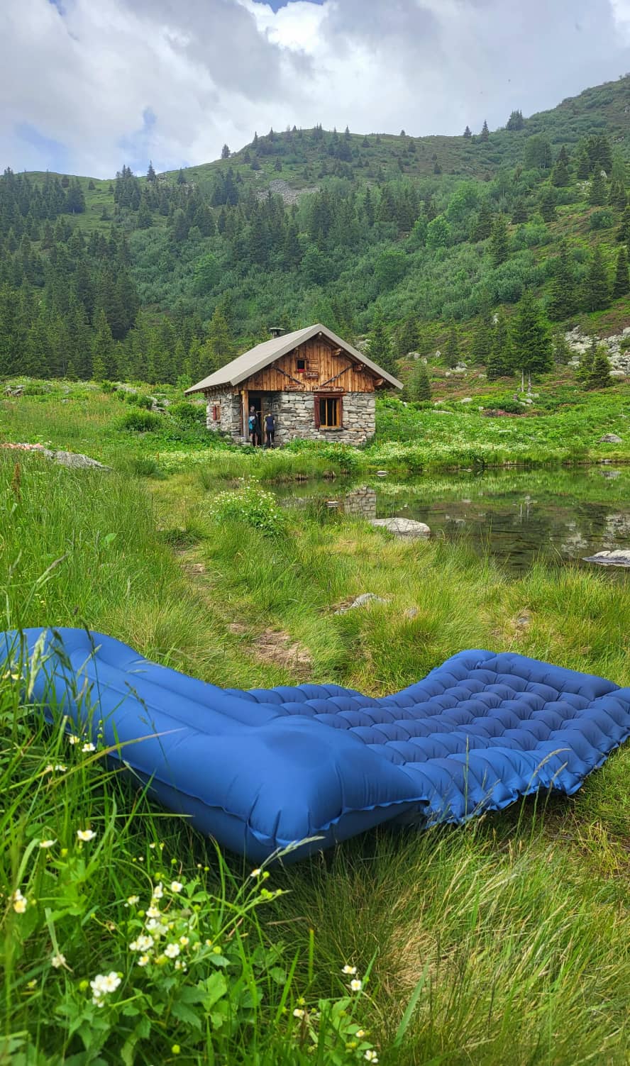 AirFlex pad set up as a lounger in the mountains Image