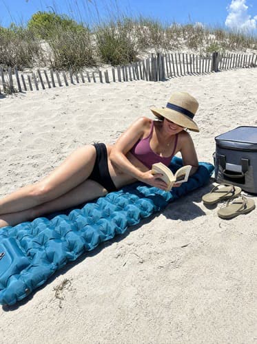 Customer photo: reading on a navy Uskoo AirFlex pad at the beach